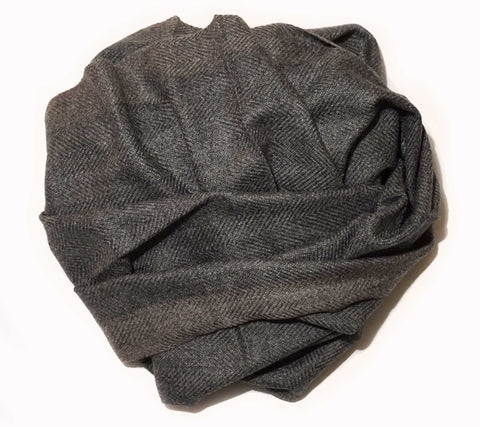 Thick cashmere scarf. Very soft woven chevron motif for an urban look - Marie-Pierre Rousseau